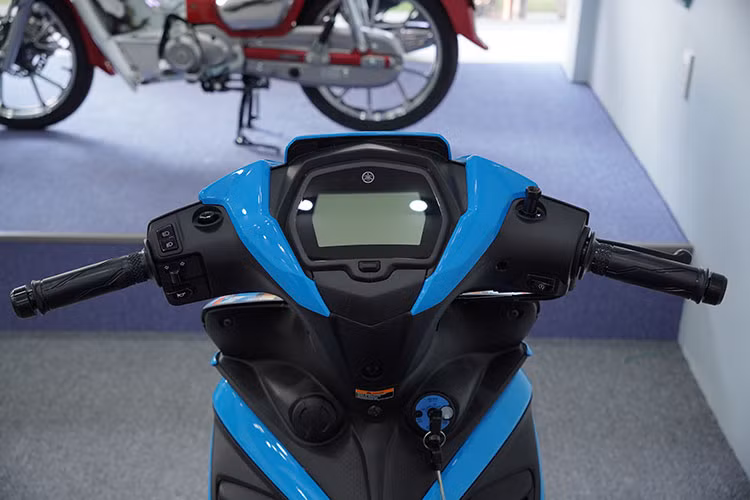 Phần đầu và yếm xe sở hữu thiết kế cắt xẻ khá thể thao. Yamaha 135LC Fi được trang bị cụm đèn chiếu sáng chính dạng LED. Xe được trang bị màn hình LCD, cho khả năng hiển thị tương đối tốt dưới điều kiện nắng gắt.