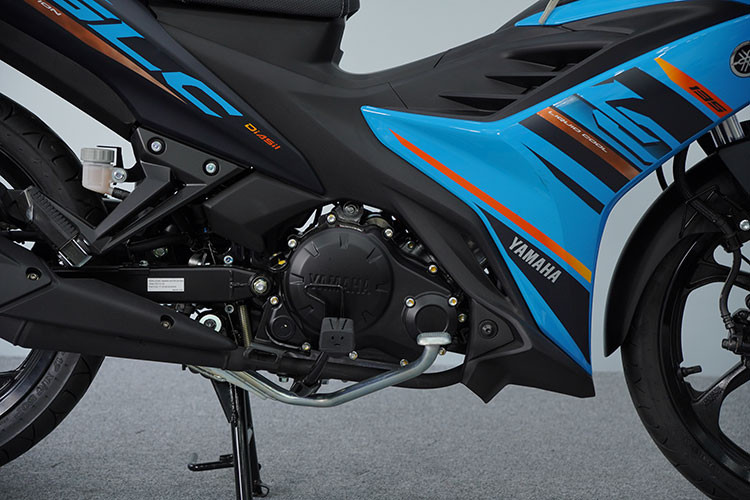 Động cơ cung cấp công suất tối đa 12,4 mã lực tại 8.000 vòng/phút và mô-men xoắn cực đại 12,2 Nm tại 6.000 vòng/phút, kết hợp với hộp số 4 cấp cùng hệ thống truyền động bằng xích.