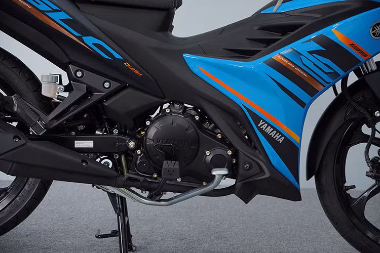 Động cơ cung cấp công suất tối đa 12,4 mã lực tại 8.000 vòng/phút và mô-men xoắn cực đại 12,2 Nm tại 6.000 vòng/phút, kết hợp với hộp số 4 cấp cùng hệ thống truyền động bằng xích.