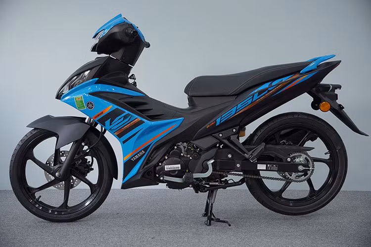 Xe máy Yamaha 135LC Fi 2025 về Việt Nam có hai phiên bản gồm tiêu chuẩn và bản Special Edition (SE). Bản tiêu chuẩn có ba màu sắc: xanh dương Aqua, vàng cát Sandstorm và xanh rêu Moss Green. Thiết kế tổng thể xe vẫn giữ phong cách thể thao quen thuộc. Tuy nhiên, điểm khác biệt nằm ở bộ tem mới với đồ họa và một số tinh chỉnh về trang bị.