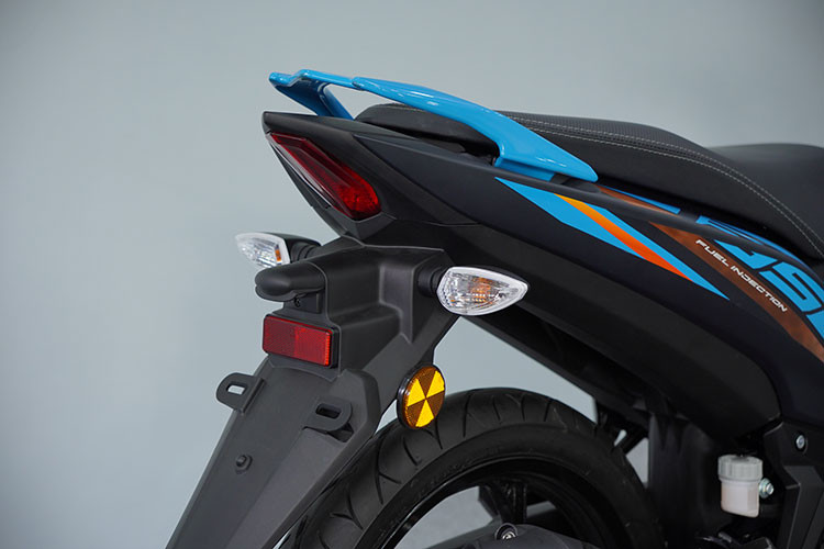 Đuôi xe vuốt nhọn, đèn hậu gọn gàng. Đèn báo rẽ đặt tách rời và bố trí trên chắn bùn sau. Thiết kế này khá giống Yamaha Exciter 135. Ngoài ra, xe còn được trang bị giỏ đựng đồ tích hợp cổng sạc USB-C.