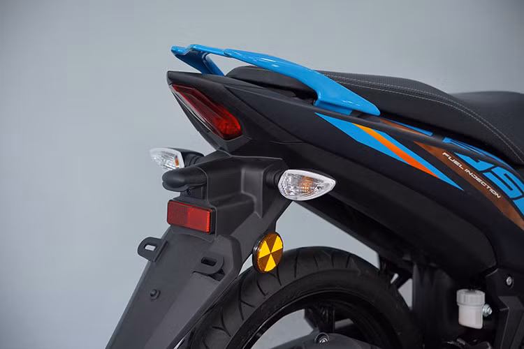 Đuôi xe vuốt nhọn, đèn hậu gọn gàng. Đèn báo rẽ đặt tách rời và bố trí trên chắn bùn sau. Thiết kế này khá giống Yamaha Exciter 135. Ngoài ra, xe còn được trang bị giỏ đựng đồ tích hợp cổng sạc USB-C.