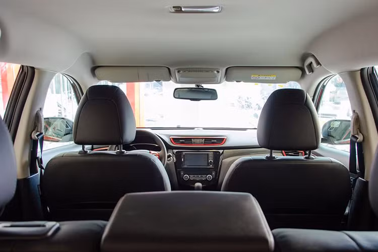 Ngoài các chi tiết nội thất được bọc da, vô-lăng 3 chấu của X-Trail lại có thiết kế tương tự nhiều dòng xe Nissan hiện nay, và cũng sở hữu các cụm nút điều khiển hệ thống âm thanh tiện dụng ở vị trí 3 và 9 giờ. Trên bảng táp-lô là một màn hình nhỏ 5 inch, kết hợp với camera lùi để hỗ trợ việc đưa xe vào bãi đỗ, cũng như hiển thị các thông tin khác.