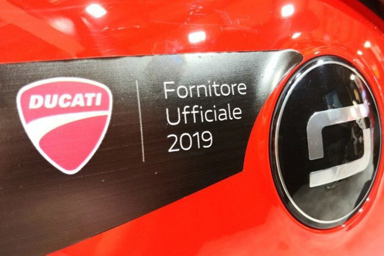 Cũng theo một số thông tin, phiên bản đặc biệt Super Soco CUx Special Edition Ducati được sản xuất giới hạn chỉ 112 chiếc. Giá xe máy điện Ducati dự kiến của phiên bản này ở mức 2.980 EUR (tương đương hơn 77 triệu đồng), cao hơn 290 EUR so với phiên bản tiêu chuẩn Super Soco CUx có giá bán là 2.690 EUR ( tương đương 70 triệu đồng).