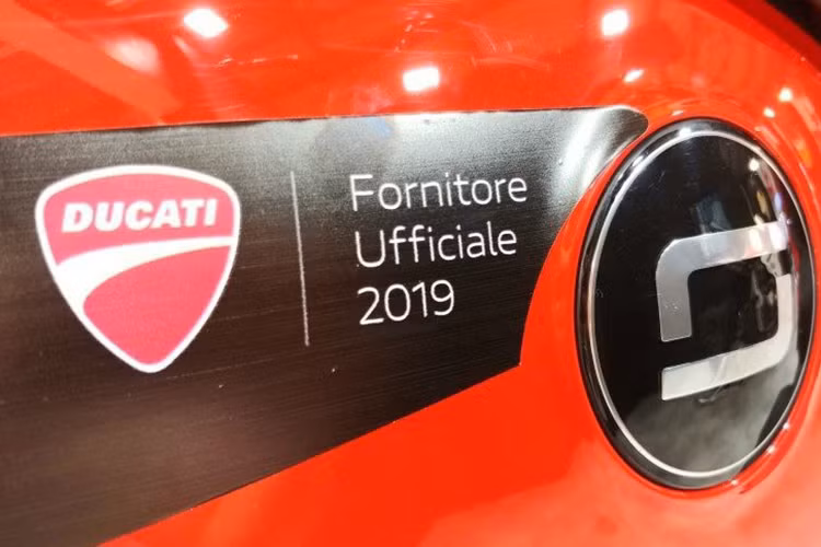 Cũng theo một số thông tin, phiên bản đặc biệt Super Soco CUx Special Edition Ducati được sản xuất giới hạn chỉ 112 chiếc. Giá xe máy điện Ducati dự kiến của phiên bản này ở mức 2.980 EUR (tương đương hơn 77 triệu đồng), cao hơn 290 EUR so với phiên bản tiêu chuẩn Super Soco CUx có giá bán là 2.690 EUR ( tương đương 70 triệu đồng).