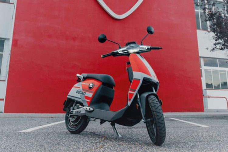 Việc Super Soco CUx Special Edition Ducati có giá bán nhỉnh hơn không chỉ bởi xe sở hữu ngoại hình độc đáo mà còn nằm ở công nghệ Super Soco Bluetooth kết nối giữa xe và điện thoại thông minh, với công nghệ này người sử dụng dễ dàng nắm bắt được tình trạng của xe.
