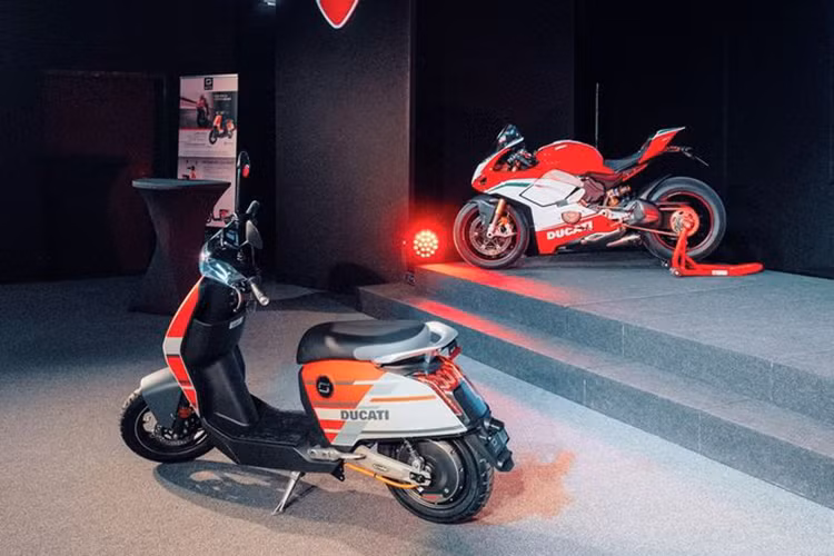 Việc không tự phát triển mà thông qua một hãng xe khác để sản xuất xe máy điện được coi là bước đi khôn ngoan của hãng Ducati khi tiết kiệm được thời gian, kinh phí nghiên cứu sản xuất, chưa kể việc bắt tay với V Moto sẽ tạo bước đệm hoàn hảo cho Ducati tấn công vào thị trường xe máy lớn nhất Châu Á - Trung Quốc.