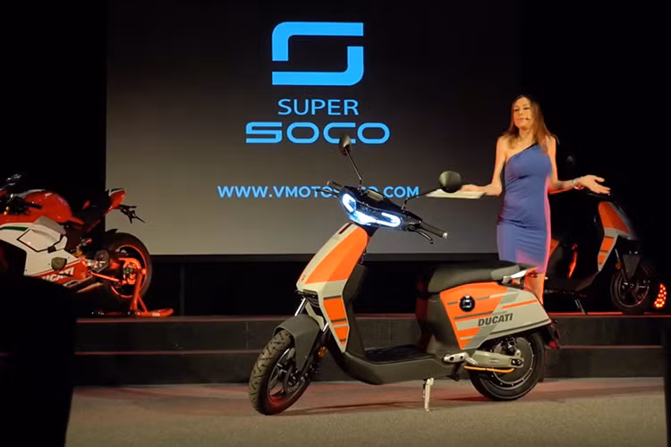 Ngay sau úp mở về việc ra mắt mẫu xe máy điện vào đầu năm nay, hãng xe môtô đình đám nước Ý đã chính thức giới thiệu đến công chúng mẫu xe máy điện Ducati mang tên Super Soco CUx. Mẫu xe này là thành quả hợp tác giữa ông lớn Ducati với nhà sản xuất xe máy Trung Quốc - V Moto.