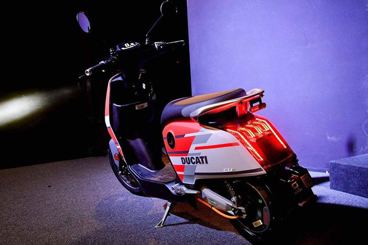 Về động cơ, mẫu xe máy điện Super Soco CUx Special Edition Ducati sẽ vẫn được trang bị mô tơ điện của Bosch, công suất 1.300W, xe có vận tốc độ tối đa đạt 45 km/h. Cung cấp năng lượng cho xe là bộ pin Li-ion, giúp xe vận hành 85 km trước khi phải sạc lại.