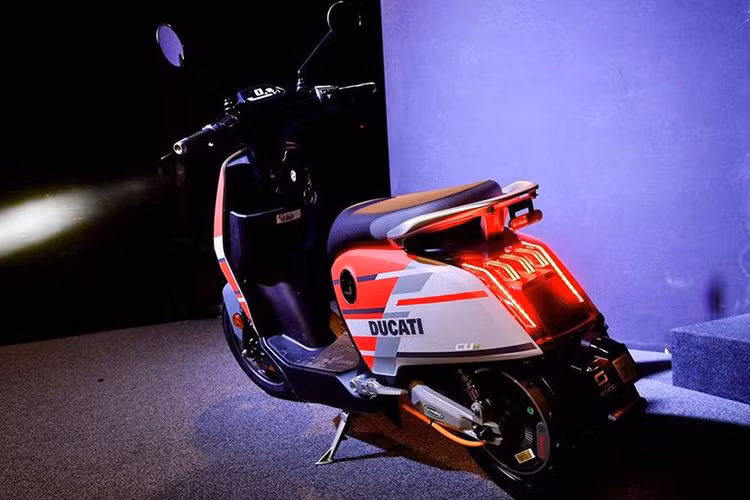 Về động cơ, mẫu xe máy điện Super Soco CUx Special Edition Ducati sẽ vẫn được trang bị mô tơ điện của Bosch, công suất 1.300W, xe có vận tốc độ tối đa đạt 45 km/h. Cung cấp năng lượng cho xe là bộ pin Li-ion, giúp xe vận hành 85 km trước khi phải sạc lại.