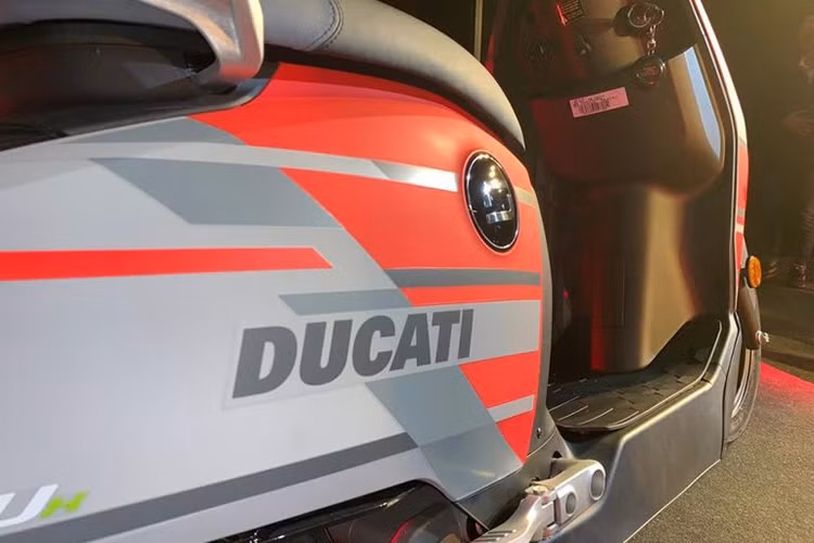 Theo nhà sản xuất, Super Soco CUx Special Edition Ducati 2020 mới có hai chế độ sạc: sạc thông thường trong vòng 7 giờ, sạc nhanh từ 3,5 giờ.