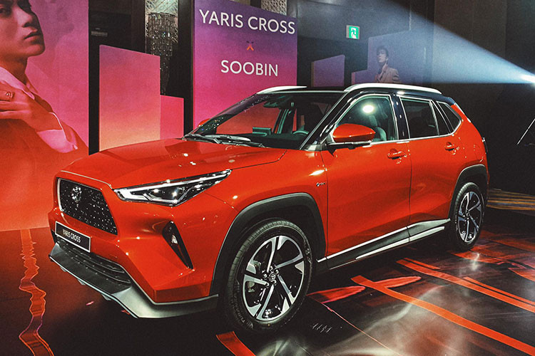 Giá xe Toyota Yaris Cross 2023 tại Việt Nam khởi điểm tương ứng cho 2 phiên bản là 730 triệu và 838 triệu đồng. So với những đối thủ cùng phân khúc như Kia Seltos, Hyundai Creta và Honda HR-V, Toyota Yaris Cross có giá khởi điểm cao hơn.