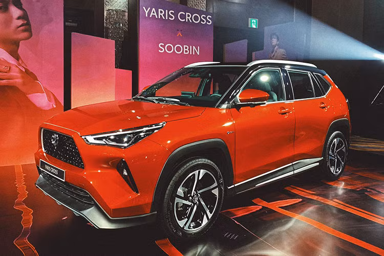 Giá xe Toyota Yaris Cross 2023 tại Việt Nam khởi điểm tương ứng cho 2 phiên bản là 730 triệu và 838 triệu đồng. So với những đối thủ cùng phân khúc như Kia Seltos, Hyundai Creta và Honda HR-V, Toyota Yaris Cross có giá khởi điểm cao hơn.