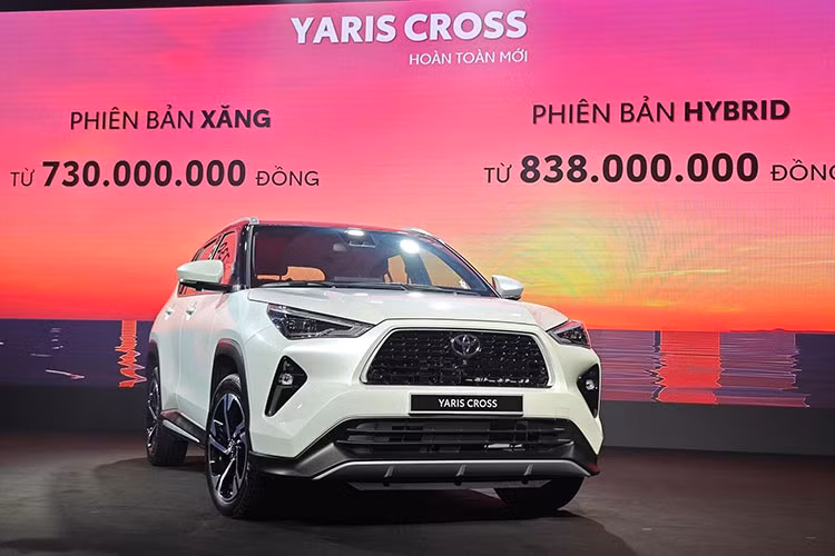 Nếu so với đàn anh Toyota Corolla Cross đang bán tại Việt Nam, giá khởi điểm của mẫu Toyota Yaris Cross 2023 chỉ thấp hơn 30 triệu đồng và đắt ngang ngửa phiên bản tiêu chuẩn của mẫu SUV cỡ C là Mazda CX-5 (749 triệu đồng). Dự đoán, Yaris Cross sẽ gặp nhiều trở ngại khi định giá khá cao so với các mẫu xe cùng phân khúc.