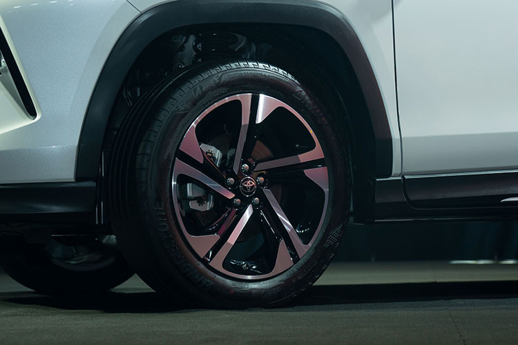 Ngoài ra, Toyota Yaris Cross 2023 tại Việt Nam cũng có cửa cốp chỉnh điện, tích hợp cảm biến đá cốp. Bên cạnh đó là 5 lựa chọn màu sắc, bao gồm cả 1 tông màu và 2 tông màu như cam - đen hay ngọc lam - đen.