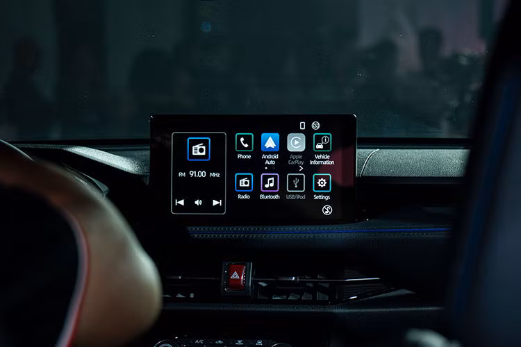 Phía sau hàng ghế thứ hai là khoang hành lý có thể tích 471 lít (phiên bản máy xăng) và 466 lít (phiên bản hybrid) được hãng Toyota khẳng định lớn nhất phân khúc. Bên trong khoang hành lý còn có các móc chằng đồ, tấm ngăn và đèn LED chiếu sáng. Hàng ghế sau có thể gập xuống để tăng không gian chứa đồ khi cần.