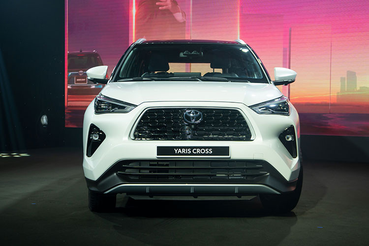 Theo đuổi ngôn ngữ thiết kế “Mạnh mẽ và Năng động”, mẫu SUV cỡ B này sở hữu mũi xe nhô cao với lưới tản nhiệt cũng như cản trước hình thang. Bên cạnh đó là các đường nét góc cạnh, thể hiện qua cụm đèn trước, đèn sương mù và đèn hậu.