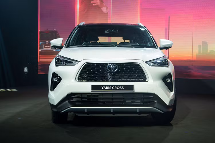 Theo đuổi ngôn ngữ thiết kế “Mạnh mẽ và Năng động”, mẫu SUV cỡ B này sở hữu mũi xe nhô cao với lưới tản nhiệt cũng như cản trước hình thang. Bên cạnh đó là các đường nét góc cạnh, thể hiện qua cụm đèn trước, đèn sương mù và đèn hậu.