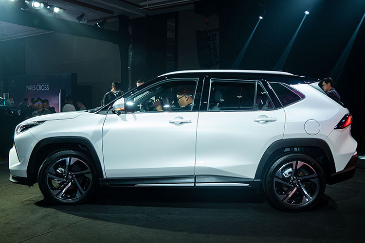 Được phát triển dựa trên cơ sở gầm bệ Daihatsu New Global Architecture (DNGA) tương tự Vios thế hệ mới đang bán ở nhiều thị trường Đông Nam Á, trừ Việt Nam, mẫu xe SUV Toyota Yaris Cross 2023 sở hữu kích thước dài x rộng x cao lần lượt là 4.310 x 1.770 x 1.615mm. Bên cạnh đó là chiều dài cơ sở 2.620mm, chiều cao gầm 210mm khá nổi bật và bán kính vòng quay tối thiểu chỉ 5,2m.