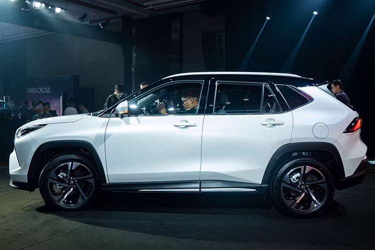 Được phát triển dựa trên cơ sở gầm bệ Daihatsu New Global Architecture (DNGA) tương tự Vios thế hệ mới đang bán ở nhiều thị trường Đông Nam Á, trừ Việt Nam, mẫu xe SUV Toyota Yaris Cross 2023 sở hữu kích thước dài x rộng x cao lần lượt là 4.310 x 1.770 x 1.615mm. Bên cạnh đó là chiều dài cơ sở 2.620mm, chiều cao gầm 210mm khá nổi bật và bán kính vòng quay tối thiểu chỉ 5,2m.