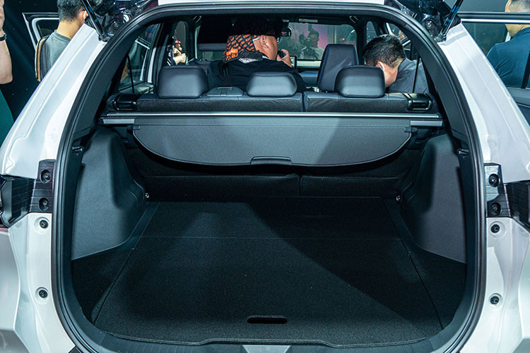 Ngoài ra xe còn có cảnh báo phương tiện phía trước khởi hành (FDA) cũng như kiểm soát vận hành chân ga (PMC). Thêm vào đó là camera 360 độ, cảnh báo điểm mù, cảnh báo phương tiện cắt ngang khi lùi, cân bằng điện tử, hỗ trợ khởi hành ngang dốc và 6 túi khí.