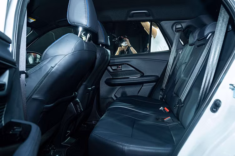 Điểm nhấn tiếp theo của Toyota Yaris Cross là công nghệ an toàn. Theo đó, mẫu SUV cỡ B này có gói công nghệ an toàn chủ động Toyota Safety Sense với hệ thống cảnh báo tiền va chạm (PCS), cảnh báo lệch làn và hỗ trợ giữ làn đường (LDA &amp; LTA), đèn chiếu xa tự động (AHB), điều khiển hành trình thích ứng (ACC)...