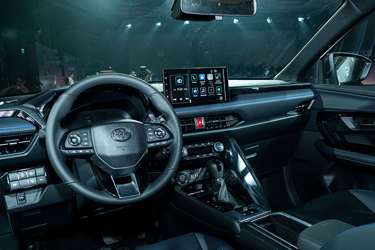 Bên trong mẫu SUV cỡ B này là không gian nội thất khá rộng rãi và nhiều trang bị tiện nghi. Những trang bị đáng chú ý của xe gồm có ghế lái chỉnh điện 8 hướng, vô lăng tích hợp lẫy chuyển số (phiên bản máy xăng), màn hình cảm ứng trung tâm 10,1 inch...