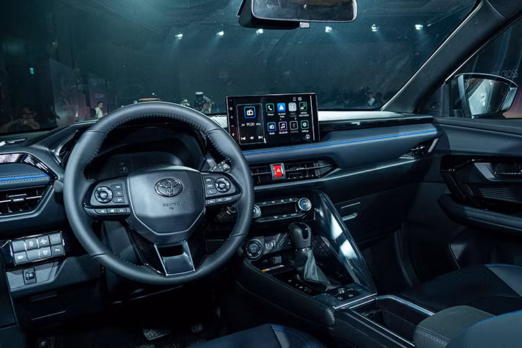 Bên trong mẫu SUV cỡ B này là không gian nội thất khá rộng rãi và nhiều trang bị tiện nghi. Những trang bị đáng chú ý của xe gồm có ghế lái chỉnh điện 8 hướng, vô lăng tích hợp lẫy chuyển số (phiên bản máy xăng), màn hình cảm ứng trung tâm 10,1 inch...