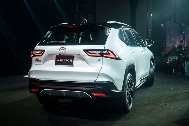 Tùy theo phiên bản, Toyota Yaris Cross được trang bị đèn pha và đèn hậu LED toàn phần, mâm hợp kim 18 inch lớn nhất phân khúc, sơn 2 màu tương phản, mở cửa thông minh với cảm ứng trên tay nắm cửa phía trước, gập gương tự động...