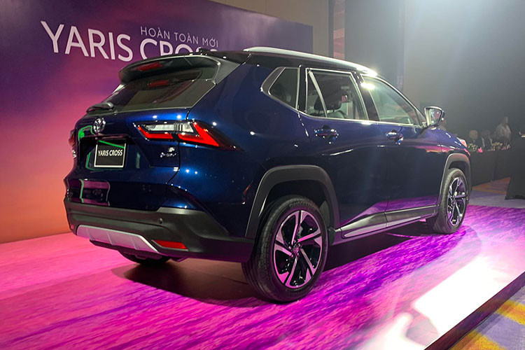 Nằm bên dưới nắp ca-pô của mẫu SUV cỡ B này là 2 tùy chọn động cơ. Đầu tiên là động cơ xăng 4 xi-lanh, dung tích 1.5L với công suất tối đa 105 mã lực và mô-men xoắn cực đại 138 Nm, kết hợp cùng hộp số biến thiên vô cấp D-CVT. Thứ hai là động cơ hybrid, bao gồm máy xăng mạnh 90 mã lực, đi cùng mô-tơ điện có công suất tối đa 79 mã lực và pin lithium-ion. Nhờ đó, xe chỉ tiêu thụ lượng xăng 3,56 lít/100 km trong đô thị.