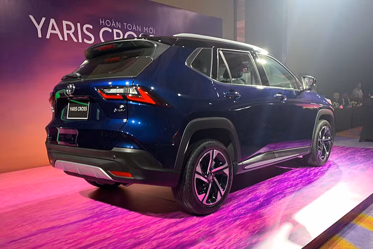 Nằm bên dưới nắp ca-pô của mẫu SUV cỡ B này là 2 tùy chọn động cơ. Đầu tiên là động cơ xăng 4 xi-lanh, dung tích 1.5L với công suất tối đa 105 mã lực và mô-men xoắn cực đại 138 Nm, kết hợp cùng hộp số biến thiên vô cấp D-CVT. Thứ hai là động cơ hybrid, bao gồm máy xăng mạnh 90 mã lực, đi cùng mô-tơ điện có công suất tối đa 79 mã lực và pin lithium-ion. Nhờ đó, xe chỉ tiêu thụ lượng xăng 3,56 lít/100 km trong đô thị.