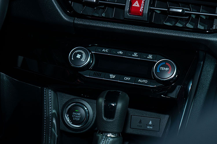 Xe có hỗ trợ kết nối với điện thoại thông minh, điều khiển bằng giọng nói, sạc điện thoại không dây, phanh tay điện tử, tự động giữ phanh tạm thời, điều hòa tự động, trần kính toàn cảnh với tấm che nắng điều khiển điện và đèn trang trí nội thất có thể thay đổi màu sắc/cường độ ánh sáng.