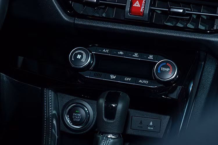 Xe có hỗ trợ kết nối với điện thoại thông minh, điều khiển bằng giọng nói, sạc điện thoại không dây, phanh tay điện tử, tự động giữ phanh tạm thời, điều hòa tự động, trần kính toàn cảnh với tấm che nắng điều khiển điện và đèn trang trí nội thất có thể thay đổi màu sắc/cường độ ánh sáng.