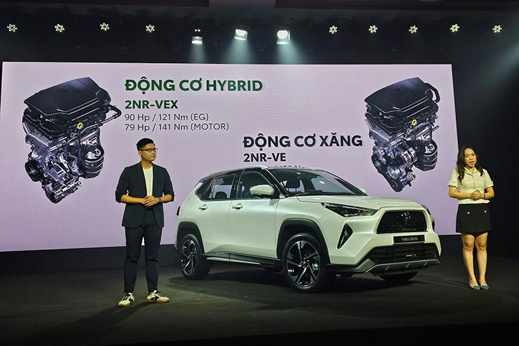 Sáng nay, ngày 19/9/2023, hãng Toyota đã chính thức giới thiệu mẫu xe Yaris Cross hoàn toàn mới ở thị trường Việt Nam. Trước Việt Nam, mẫu xe Toyota Yaris Cross 2023 mới đã được bán ở một số thị trường Đông Nam Á khác như Indonesia, Campuchia và Philippines. 