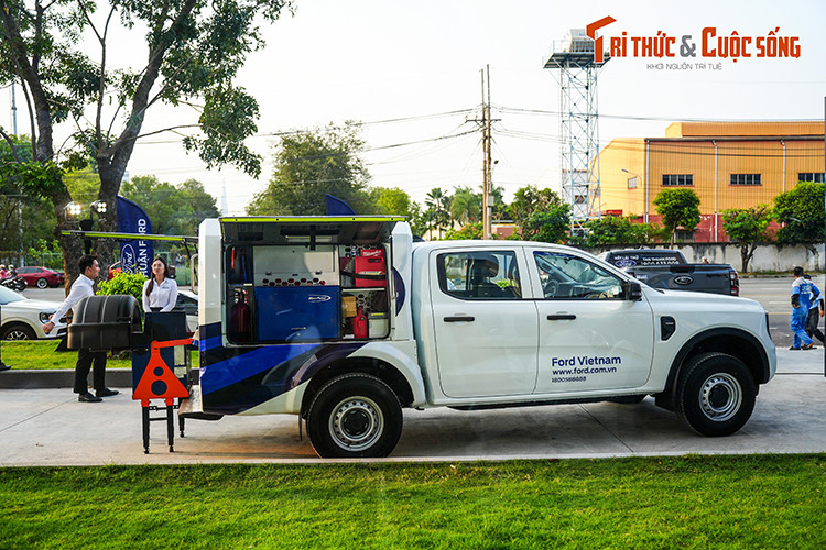 Mua va bao duong xe Ford Viet Nam chi can ngoi o nha va... cham-Hinh-5