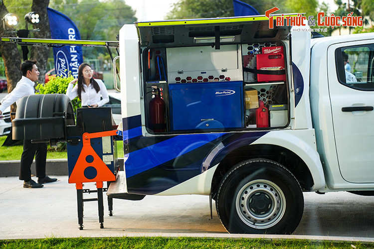 Mua va bao duong xe Ford Viet Nam chi can ngoi o nha va... cham-Hinh-4