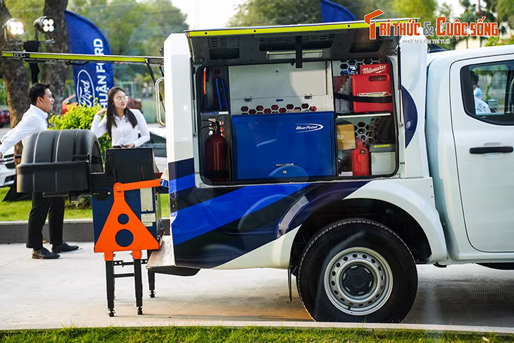 Mua va bao duong xe Ford Viet Nam chi can ngoi o nha va... cham-Hinh-4