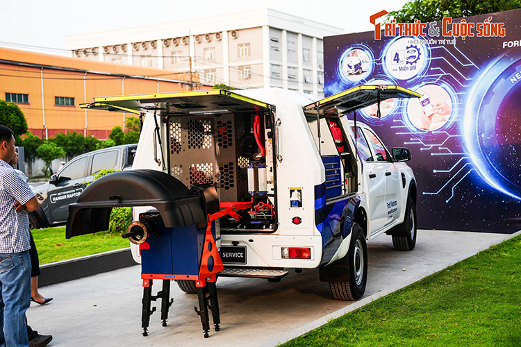 Mua va bao duong xe Ford Viet Nam chi can ngoi o nha va... cham