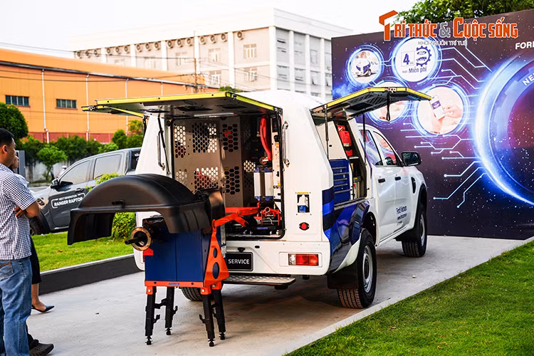 Mua va bao duong xe Ford Viet Nam chi can ngoi o nha va... cham