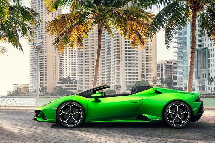 Về thiết kế tổng thể, siêu xe Lamborghini Huracan EVO Spyder không có sự khác biệt rõ rệt so với những "người anh em" Huracan thông thường. Cản trước, họng hút gió ở hai bên sườn và đuôi xe được trau chuốt lại cho cảm giác mạnh mẽ và liền mạch hơn.
