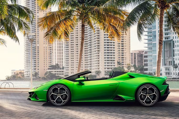 Về thiết kế tổng thể, siêu xe Lamborghini Huracan EVO Spyder không có sự khác biệt rõ rệt so với những "người anh em" Huracan thông thường. Cản trước, họng hút gió ở hai bên sườn và đuôi xe được trau chuốt lại cho cảm giác mạnh mẽ và liền mạch hơn.