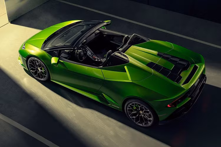 Ngoài ra, bộ mui mềm của siêu xe Lamborghini Huracan EVO Spyder mới này có thể đóng mở bằng điện ngay cả khi xe đang chạy. Thời gian đóng mở bộ mui này cũng chỉ vỏn vẹn 17 giây.