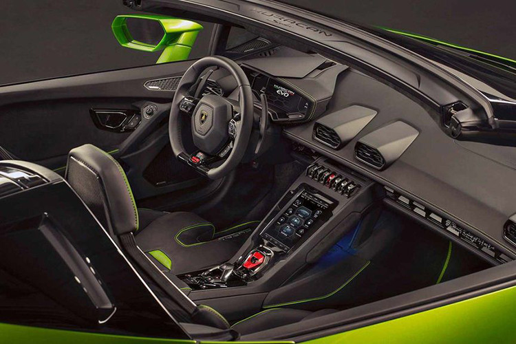 Nội thất của Huracan EVO Spyder nổi bật với màn hình điểu khiển trung tâm cảm ứng kích thước 8.4-inch đặt dọc cung cấp cho người lái nhiều thông tin, cài đặt và đáp ứng giải trí, kết nối điện thoại thông minh qua ứng dụng Apple CarPlay…Khoang cabin EVO Spyder cũng đạt tới cảnh giới của sự sang trọng với các vật liệu cao cấp, kết hợp Alcantara và da, các chi tiết Arancio Dryope tinh xảo.