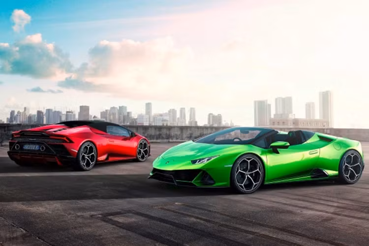 Về động cơ, Lamborghini trang bị trên mẫu xe mui trần Huracan EVO Spyder khối động cơ V10 5.2 lít nạp khí tự nhiên cho ra công suất 640 mã lực và 600 Nm. Xe vẫn sở hữu 3 chế độ lái khác nhau gồm Strada, Sport và Corsa. Mức giá siêu xe Lamborghini Huracan EVO Spyder là 287.400 USD (tương đương 6,8 tỷ đồng) tại thị tường Mỹ.