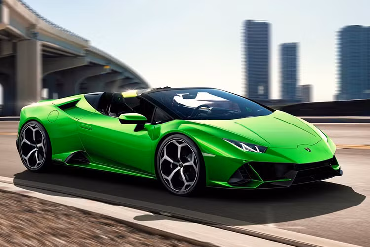 Tính khí động học của Huracan EVO Spyder tiếp tục được Lamborghini hoàn thiện với bộ mui xe dù mở hay đóng thì xe vẫn có lực ép và hiệu quả khí động tốt hơn 5 lần so với chiếc Huracan Spyder nguyên bản. Thiết kế mới vùng sau khoang lái cũng được tối ưu về đặc tính âm học, đảm bảo không ồn gió vọng vào cabin khi mui hạ xuống.