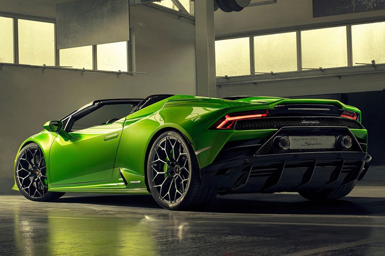 Bộ vành thiết kế mới cùng tên gọi AESIR 20 inch đi kèm với lốp Pirelli P Zero, trong đó lốp sau kích cỡ 305/30ZR20 và lốp trước là 245/30ZR20. Hệ thống phanh đĩa được hãng siêu xe Lamborghini trang bị là loại carbon-gốm hiệu suất cao.