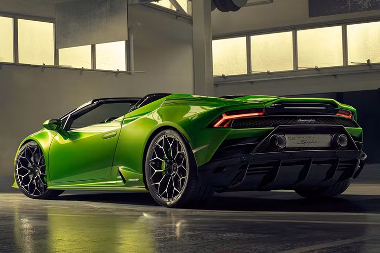 Bộ vành thiết kế mới cùng tên gọi AESIR 20 inch đi kèm với lốp Pirelli P Zero, trong đó lốp sau kích cỡ 305/30ZR20 và lốp trước là 245/30ZR20. Hệ thống phanh đĩa được hãng siêu xe Lamborghini trang bị là loại carbon-gốm hiệu suất cao.