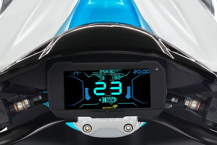 Piaggio 1 2023 được trang bị pin lithium 1,4kWh với hành trình tối đa cho 1 lần sạc là 55 km. Pin của xe máy điện này cũng có thể tháo lắp dễ dàng, do đó rất thuận tiện cho việc sạc pin.