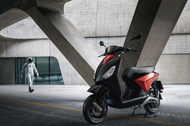 Piaggio 1 2023 được tích hợp giảm xóc trước ống lồng, trong khi phía sau là giảm xóc lò xo đôi tạo sự ổn định trong vận hành. Xe cũng được trang bị phanh đĩa cho cả bánh trước và bánh sau tạo sự an toàn cho người sử dụng trong quá trình vận hành. 