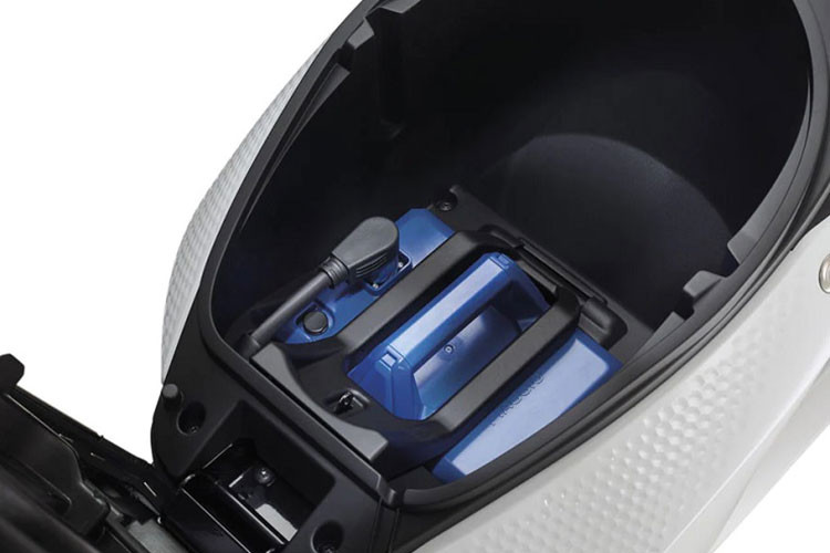 Piaggio One 2023 cũng được trang bị gồm cốp chứa đồ khá rộng rãi phía dưới yên giúp người sử dụng có thể chứa vừa mũ bảo hiểm cả đầu thuận tiện - đây cũng là mẫu xe tay ga điện duy nhất trong phân khúc có cốp rộng dưới yên.